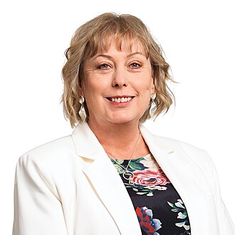 Portrait of Dr Tracey McLellan
